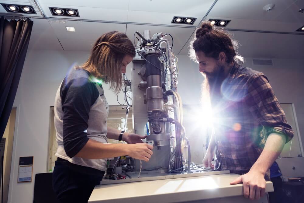 Two Allen Institute researchers work on electron microscopy device