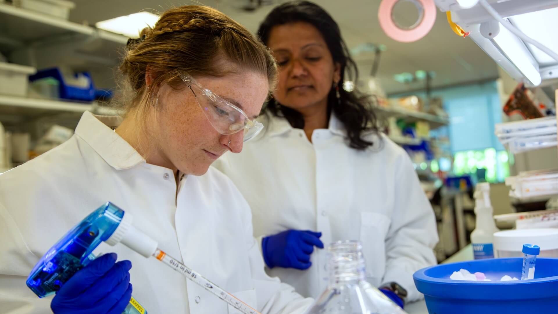 Emily Kussick (left) and Sujatha Narayan, Ph.D. conduct research experiments related to enhancer AAV tools at the Allen Institute.